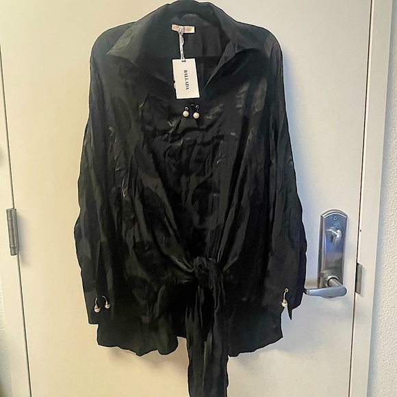 NWT European Couture:Gorgeous, Relaxed Fit Black Blouse w/ Unique Golden Details - Picture 2 of 10